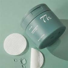 THE VAST BENEFITS Crafted with gentle Polyhydroxy Acid (PHA), these toner pads delicately exfoliate dead skin cells, resulting in reduced blackheads, whiteheads, and breakouts. 